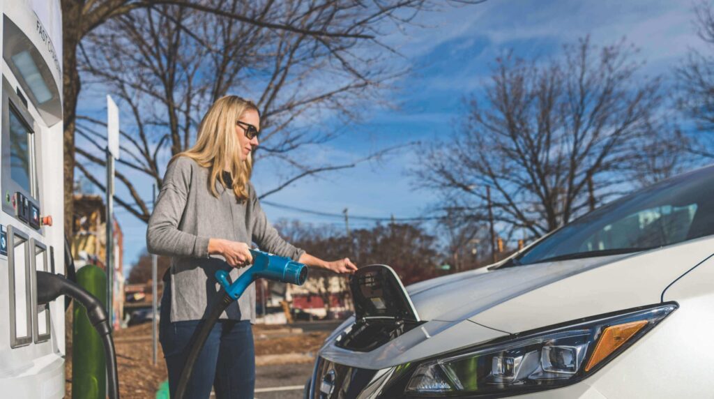 NORTH CAROLINA RESIDENT CHARGES HER NISSAN LEAF. CREDIT: NGT NEWS