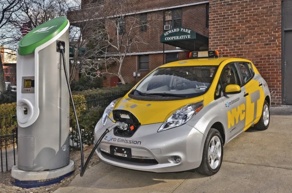 AN ELECTRIC TAXI IN NEW YORK CITY CHARGES